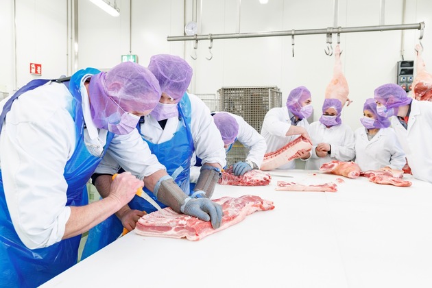 Auszubildende übernehmen die Wurstproduktion im Kaufland-Fleischwerk Heilbronn