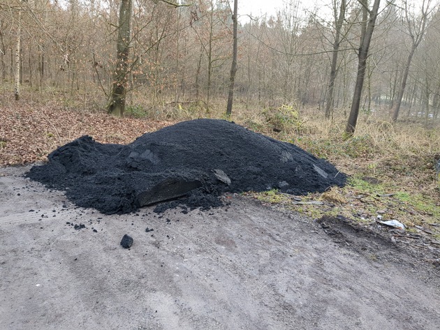 POL-LB: Renningen: Asphalt unerlaubt auf Waldparkplatz entsorgt