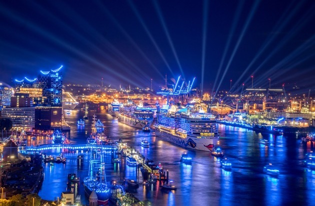 Hamburg Cruise Days: Hamburg Cruise Days 2017: Endlich Sonne, begeisterte Besucher und eine spektakuläre Parade