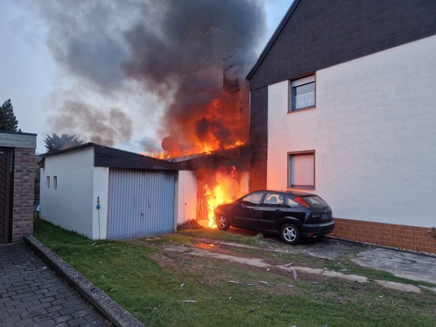 FW Düren: +++ Ausgedehntes Feuer in Garage an Wohnhaus +++