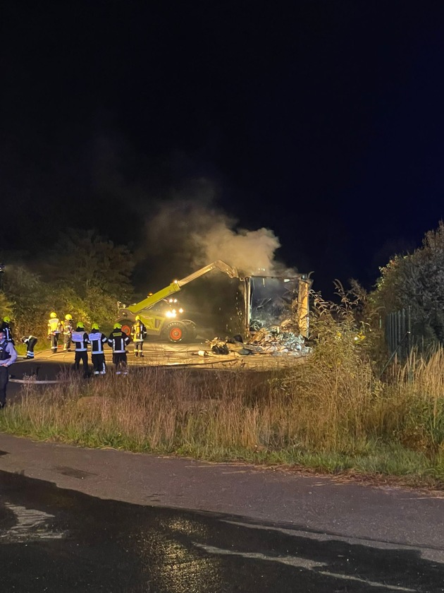 FW Bergheim: LKW brennt an der Landstraße 93 in Bergheim Teleskoplader unterstützt Löscharbeiten