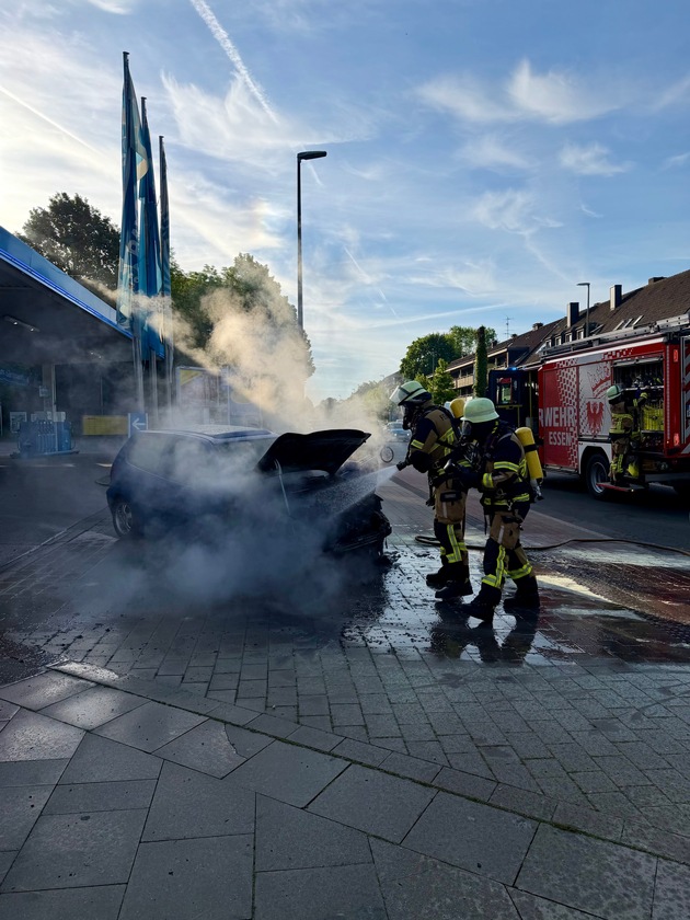 FW-E: Pkw-Brand auf Tankstellengelände an der Steeler Straße