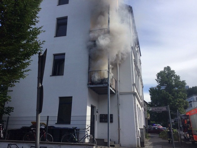 FW-BN: Balkon stand im Vollbrand, Rauchsäule in Poppelsdorf von Weitem sichtbar