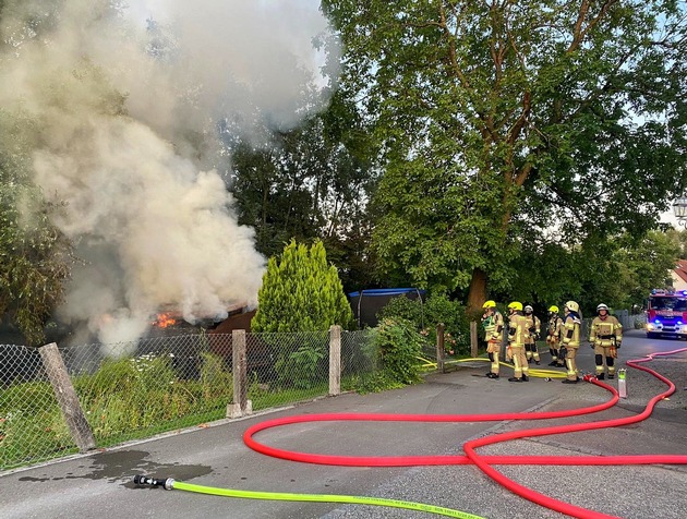 FW Konstanz: Brand einer Gartenhütte