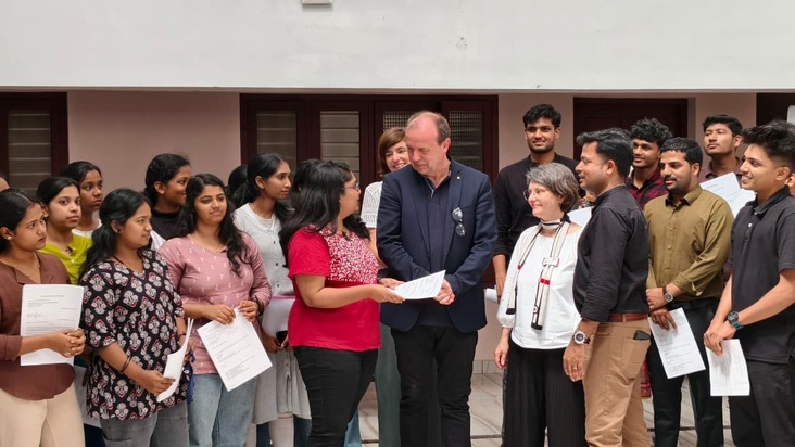 PM / / W&uuml;rzburger Rotkreuzschule gewinnt indische Pflegeauszubildende