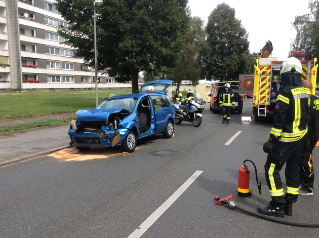FW Mettmann: Zwei verletzte Personen nach Verkehrsunfall - Feuerwehr Mettmann befreit eine verletzte Person mit der Hilfe des hydraulischen Rettungsgeräts