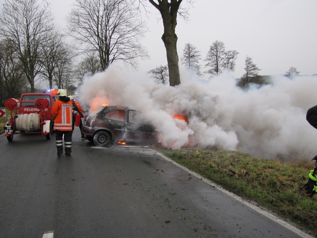 POL-HM: Verkehrsunfall - Ersthelfer ziehen schwer verletzten Fahrer aus brennendem PKW