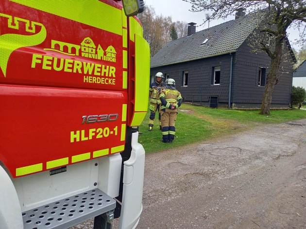 FW-EN: Feuerwehr Herdecke bei Wohnungsbrand im Einsatz - Rauchmelder zeigen Wirkung - Enorme Ru&szlig;ausbreitung im Geb&auml;ude durch Schwelbrand