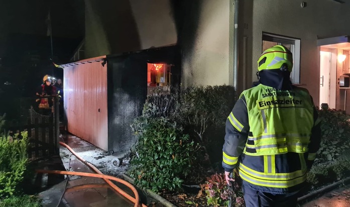 FW Sankt Augustin: Brennende Gartenhütte löst Feuerwehreinsatz aus