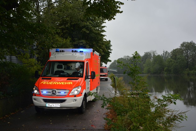 FW-MH: Rollstuhlfahrer stürzt in die Ruhr