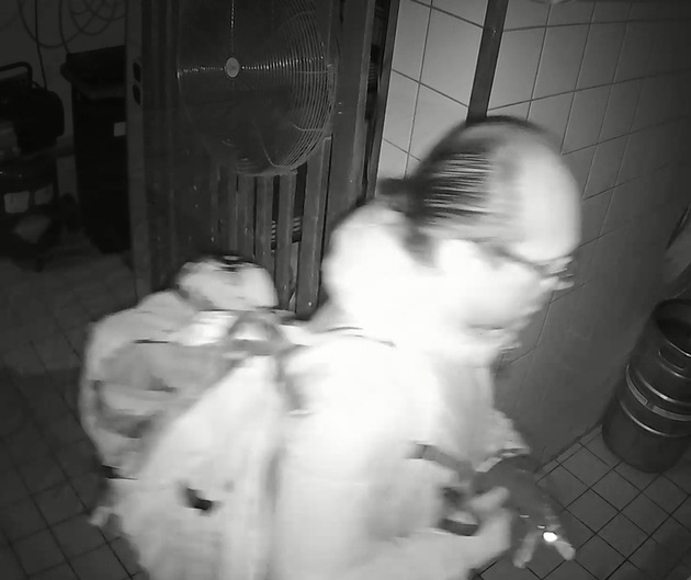 POL-E: Essen: Polizei sucht mit Bildern nach unbekannten Einbrechern - Fotos - Überwachungskameras dokumentierten den Einbruch - Radelnder Einbrecher hatte vorschriftsmäßig sein Licht eingeschaltet