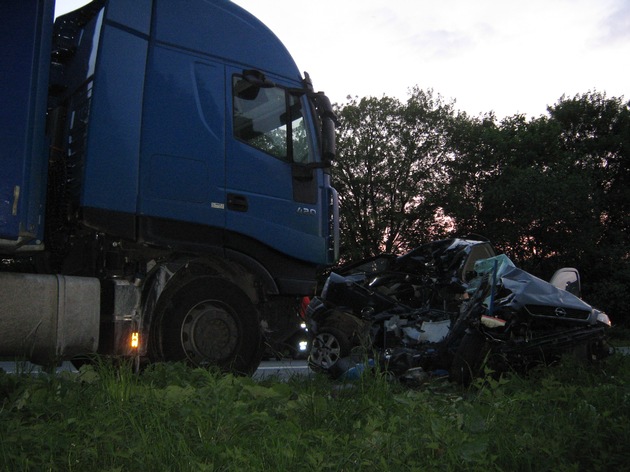 POL-HOL: Bundesstraße 64 - Gemarkung Eschershausen: 39-jähriger PKW-Fahrer tödlich verletzt - Ins Schleudern geraten und mit Lastzug zusammengeprallt -
