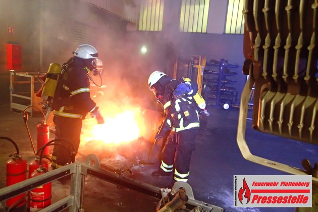 FW-PL: Brand in Plettenberger Industriebetrieb gelöscht.  2 Mitarbeiter erlitten Rauchgasvergiftung