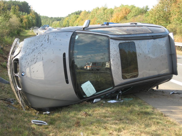 POL-WL: Pkw überschlägt sich auf der Autobahn 250 +++ 2 Personen leicht verletzt