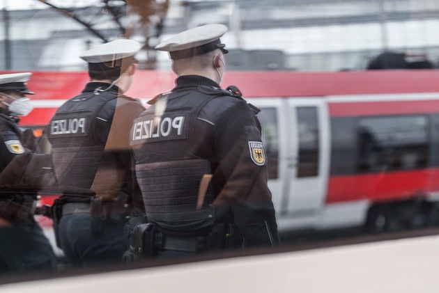 BPOL NRW: Bundespolizisten stellen selbstgebastelten Schlagstock