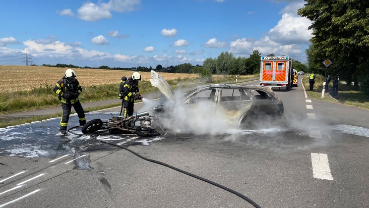 FW Mettmann: Schwerer Verkehrsunfall zwischen Motorrad und PKW auf dem Mettmanner Südring. Beide Fahrzeuge brannten vollständig aus. Zwei Personen wurden bei dem Verkehrsunfall verletzt. Eine davon schwer.