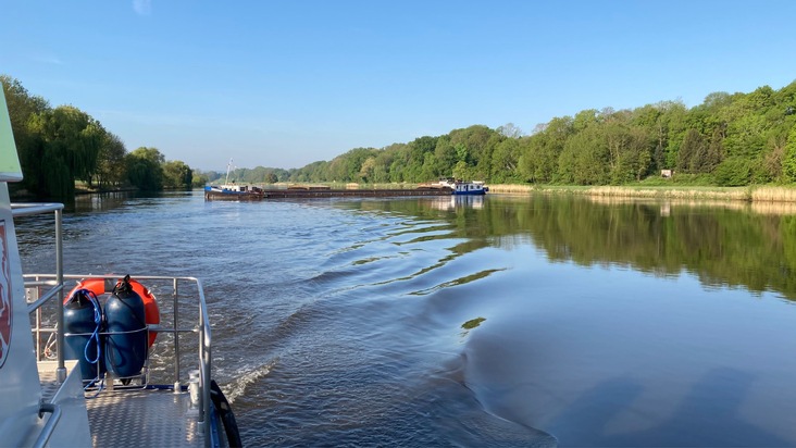 POL-DU: Petershagen/Duisburg: Maschinenausfall - Binnenschiff blockierte Weser bei Petershagen