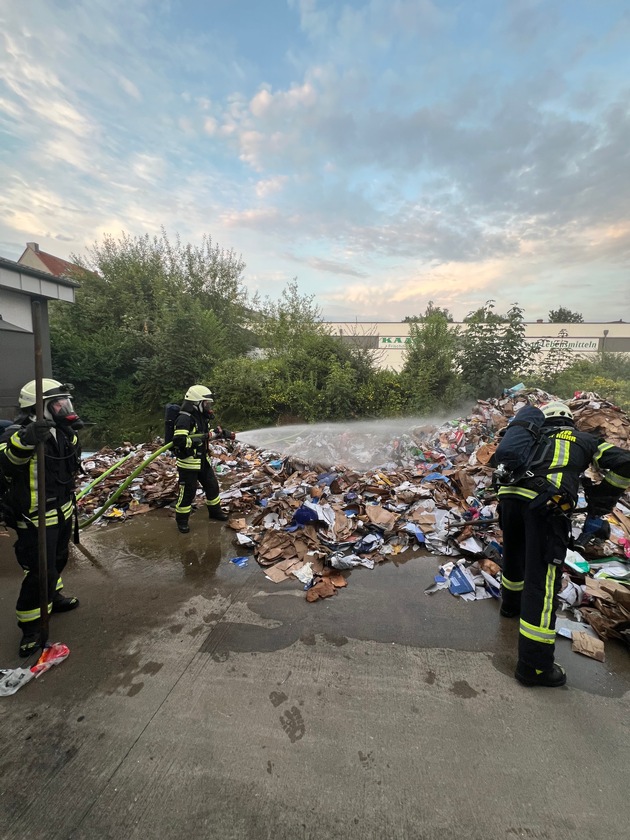 FW-MH: Containerbrand führt zu aufwändigem Löscheinsatz