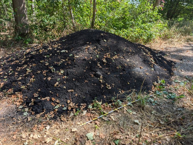 POL-OG: Neuried - Illegale Asphaltablagerung auf Waldweg- Zeugen gesucht