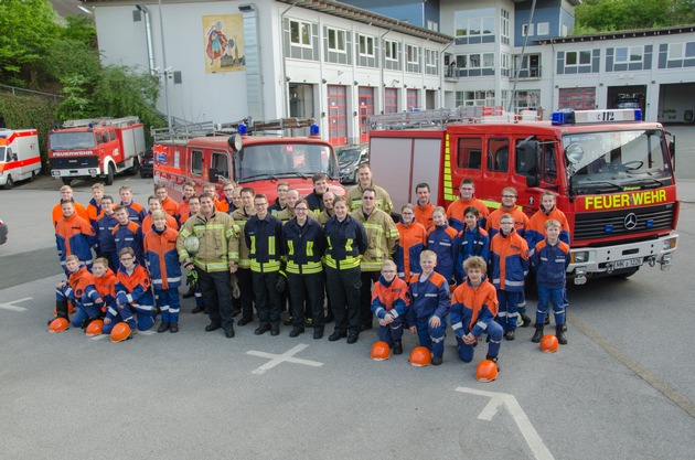 FW Menden: Jugendfeuerwehr Menden weiht neues Fahrzeug ein