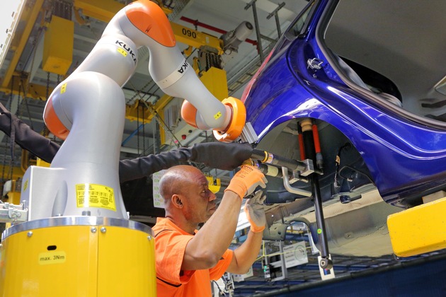 Arbeiten Hand in Hand dank Industrie 4.0: Ford in Köln setzt auf kollaborierende Roboter für zusätzliche Ergonomie
