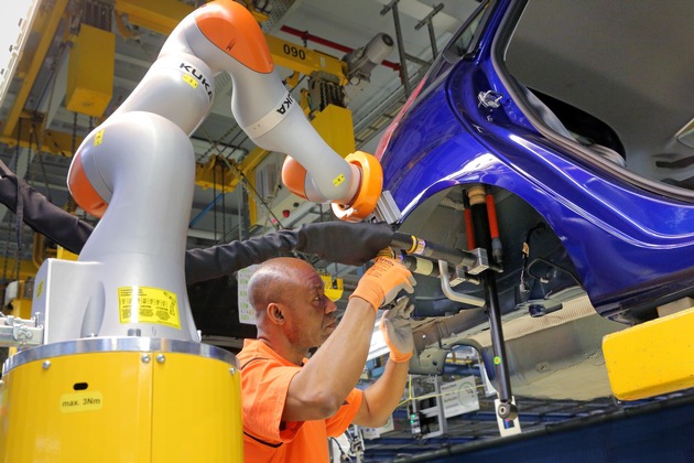 Arbeiten Hand in Hand dank Industrie 4.0: Ford in Köln setzt auf kollaborierende Roboter für zusätzliche Ergonomie (FOTO)