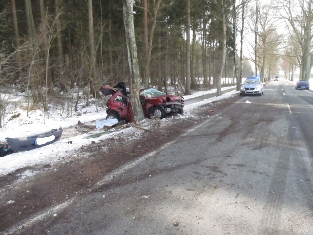 POL-WL: Vekehrsunfall mit Bus + Einbruch + Alkohol am Steuer + Brand von Gartenlaube + Schwerer Verkehrsunfall + Widerstand gegen Polizeibeamte