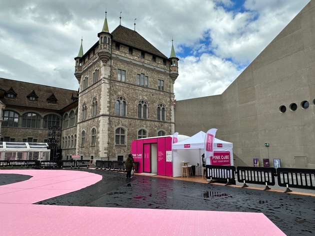 Brustkrebs-Aufklärungsaktion im PINK CUBE beim Landesmuseum in Zürich - heute und morgen I FOTOS