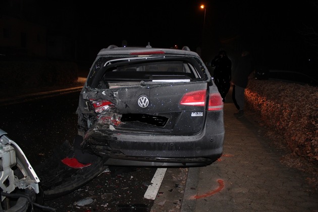 POL-OE: Unfallverursacher rammt geparkten PKW