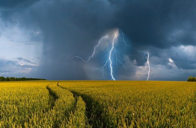 WetterOnline Meteorologische Dienstleistungen GmbH: Heißer Start in den Sommer / Gewitter und Schauer in schwüler Luft