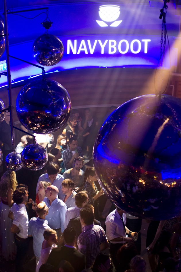 NAVYBOOT feiert die Wiedereröffnung des Zürcher Flagship Stores, das 20jährige Jubiläum und die neue Markenausrichtung mit einem Cocktail Empfang und einem rauschenden Sommerfest