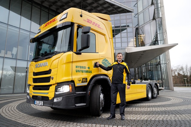 PM: DHL und Scania testen E-Lkw mit kraftstoffbetriebenem Stromgenerator für größere Reichweiten / PR: DHL and Scania to test electric truck with fuel-powered range extender