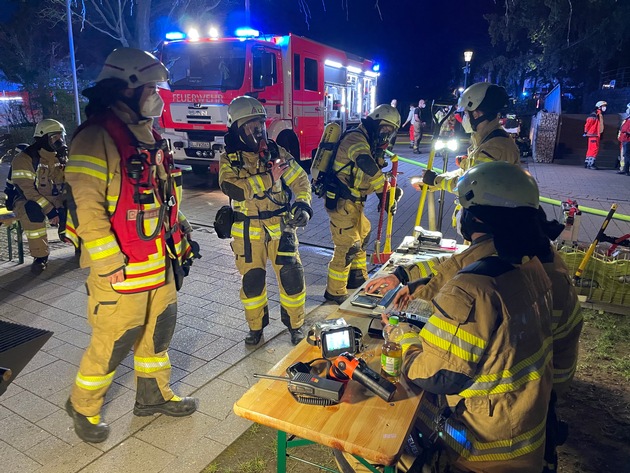 FW-GL: Brand in Patientenzimmer eines Krankenhauses in Bergisch Gladbach löst Großeinsatz für die Feuerwehr aus