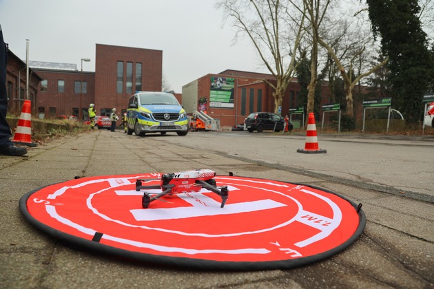 FW-E: Feuer in Sportanlage - Feuerwehr setzt Drohne zur Erkundung ein