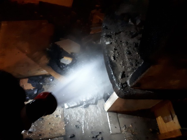 FW Lügde: Brennender Grill löst Feuerwehreinsatz aus