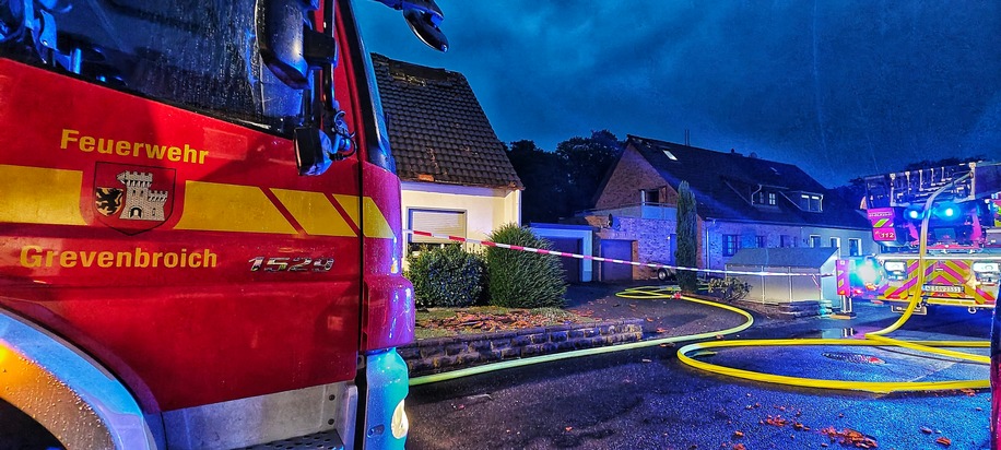 FW Grevenbroich: Starker Blitz beschädigt zwei Häuser bei Gewitter über Grevenbroich / Feuer im Dach nach &quot;himmlischem Doppelschlag&quot;. Vier Hausbewohner kommen mit dem Schrecken davon