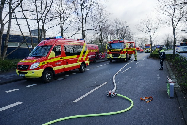 FW Ratingen: Gasleitung bei Bauarbeiten beschädigt - Feuerwehr Ratingen im Einsatz