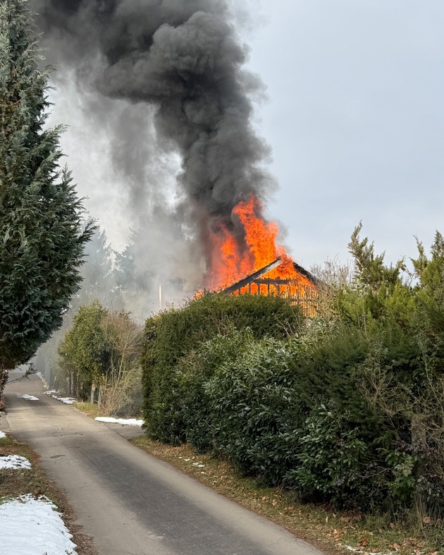FW-DT: Dachstuhlbrand in der Hardenbergstra&szlig;e