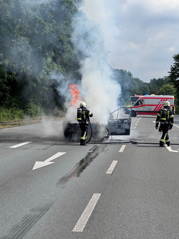 FW Dinslaken: Nachmeldung und Einsatzfotos zur Pressemeldung: Feuerwehr r&uuml;ckt zum Fahrzeugbrand, auslaufende Betriebsmittel und Kampfmittelfund aus