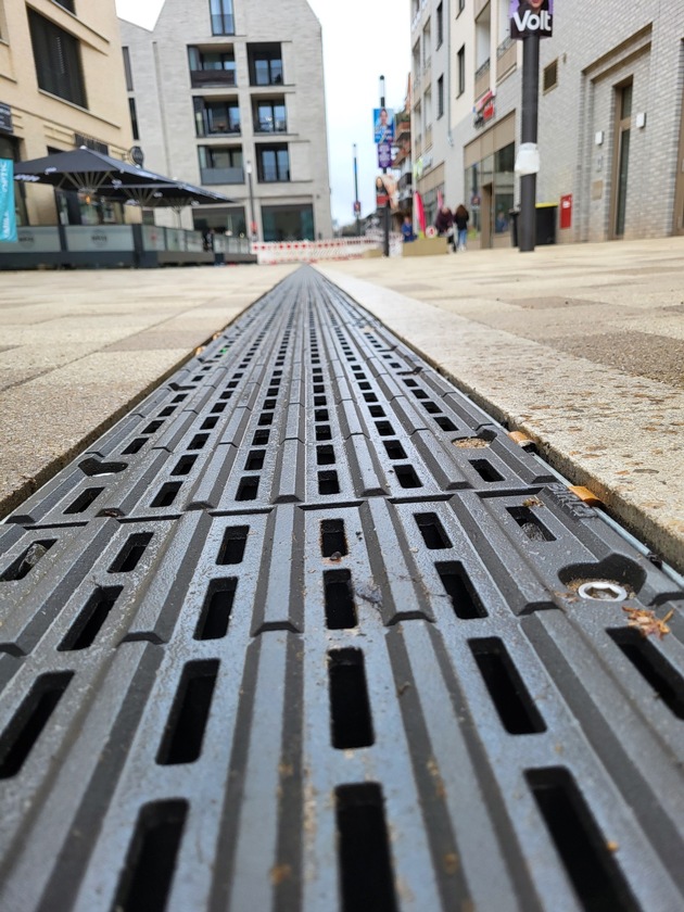 BIRCO als Wegbereiter – Entwässerungsrinne und Blindenleitsystem in einem Bauteil