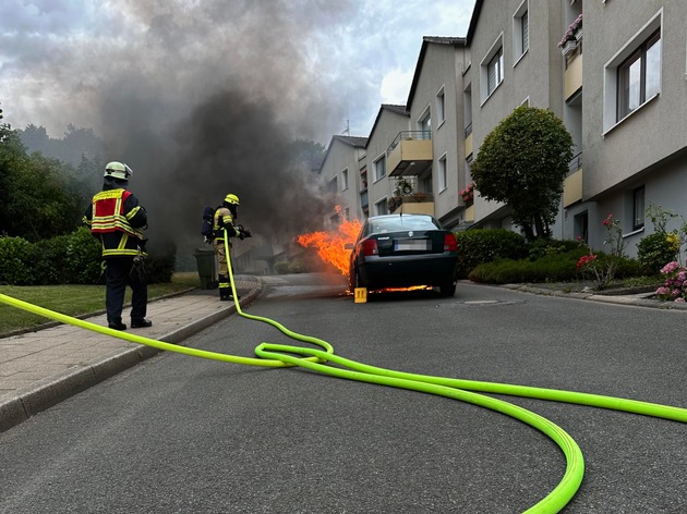 FW-EN: Fahrzeug brannte in der Straße &quot;In der Mansbach&quot; - PKW musste gegen Wegrollen gesichert und gelöscht werden
