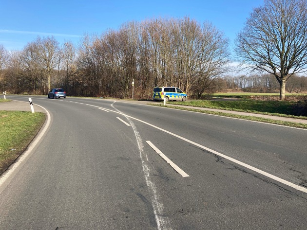 POL-KLE: Geldern - Unbekanntes Fahrzeug rammt Verkehrszeichen und schleift dieses mit / Polizei sucht Zeugen