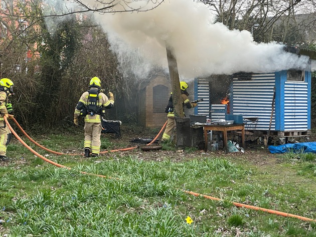 FW Paderborn: Brennender Holzschuppen im Bereich des Busdorfwalls