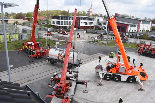 FW-DO: Gemeinsame Übung der Feuerwehrkräne aus Münster, Bochum,    Wuppertal und Dortmund am Ausbildungszentrum der Feuerwehr