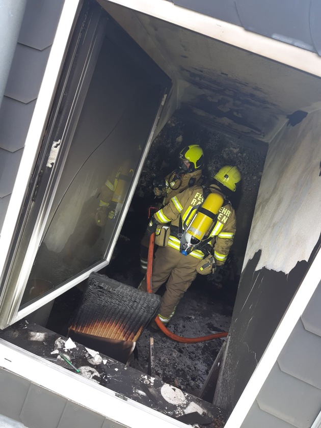 FW Ratingen: Wohnungsbrand (KZW) - Feuer in Dachgeschosswohnung