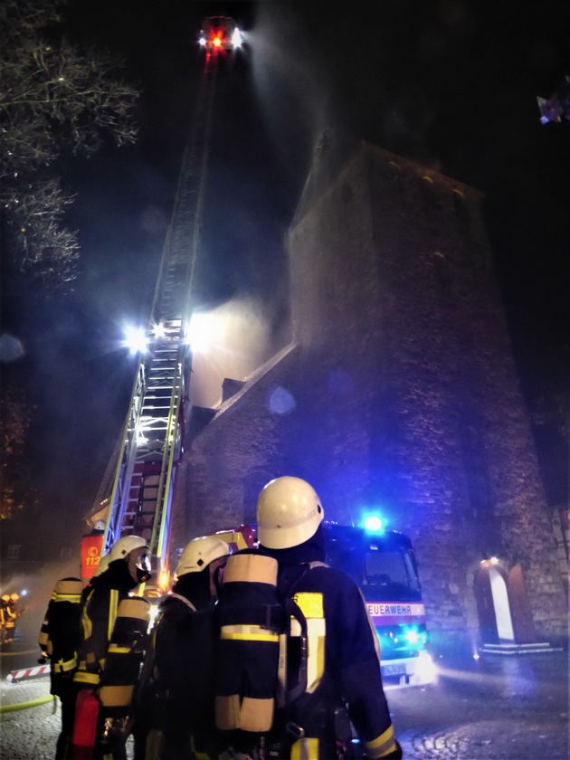 FW-EN: Mehr als 80 Einsatzkräfte der Hattinger Feuerwehr üben den Ernstfall an der St.-Georgs-Kirche