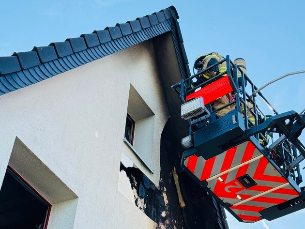 FW-GL: Zwei verletzte Personen bei Zimmerbrand in Lustheide