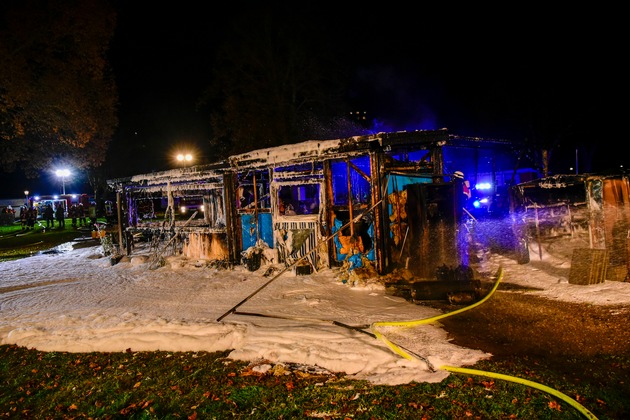 KFV-CW: Zwei Wohnwagen mit Anbauten auf Bad Liebenzeller Campingplatz komplett ausgebrannt. Keine verletzten Personen.