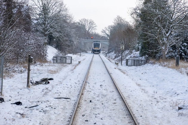 FW Porta Westfalica: 27.01.2026 - Bahnunfall - PKW gegen Zug in Eisbergen