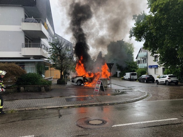 FW Achern: PKW Brand droht auf Wohn- und Geschäftsgebäude überzugreifen